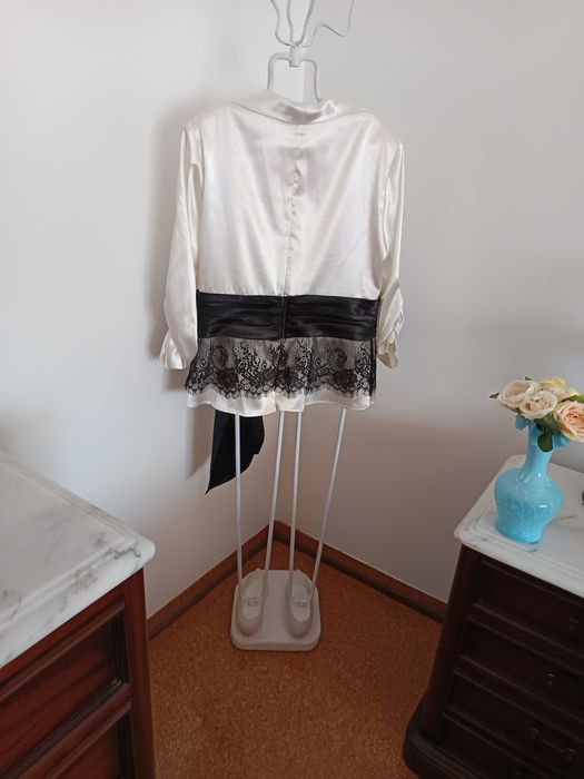 Elegante blusa acetinada, cerimónia-Pitti Difusion.