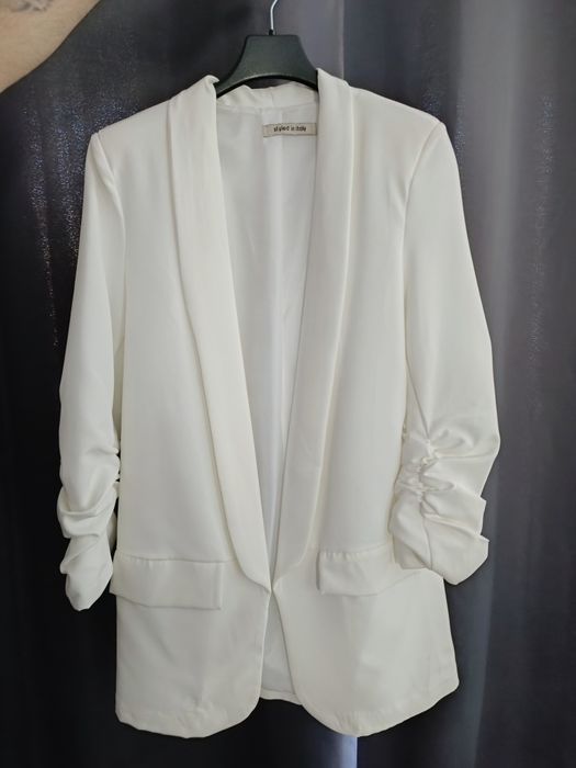 Biała klasyczna marynarka