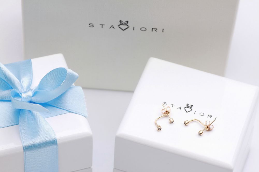 Złote kolczyki Staviori z diamentem