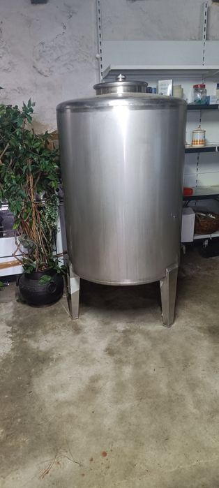 Cubas inox de 1500 litros e 2 de 500 litros