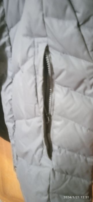 Зимний пуховик с капюшоном