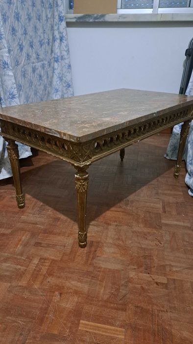 Mesa com estrutura em madeira e tampo em pedra .
