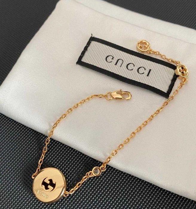 Bransoletka Gucci z muszlą i złotym logo