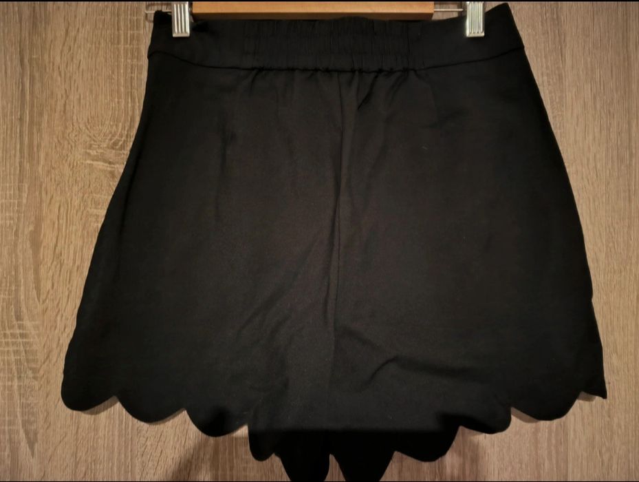 Czarne spodenki zapinane z boku na zamek Primark 36