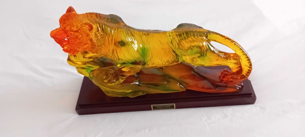 Peça Rara em Resina Tigre Crystalline Group por Tai Kwok!