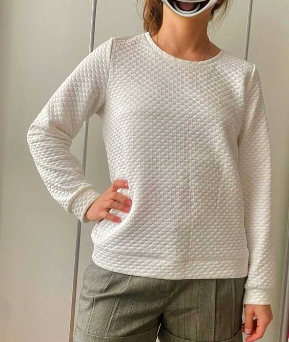 Biała pikowana bluza