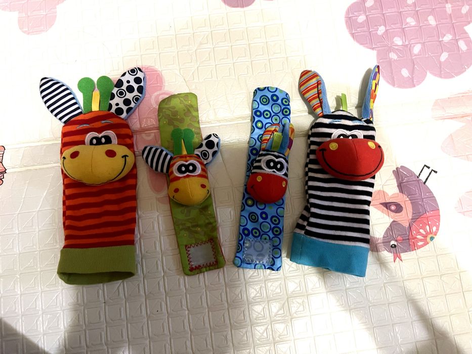 Браслети та шкарпетки брязкальця