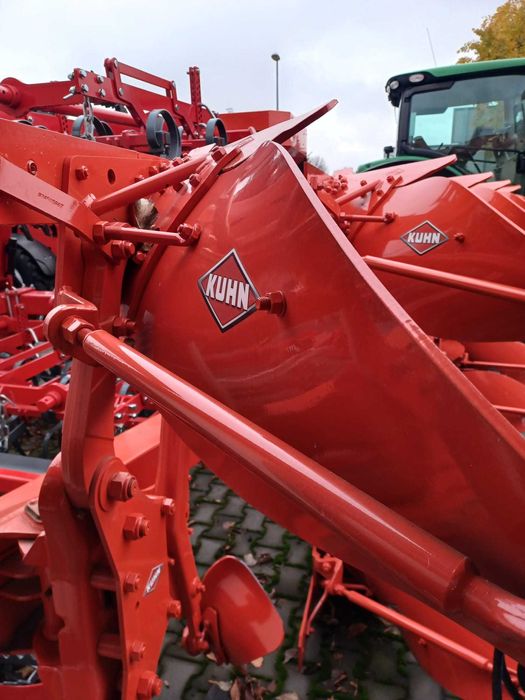 Pług obracalny Kuhn VariMaster 153 5 T 5 korpusów