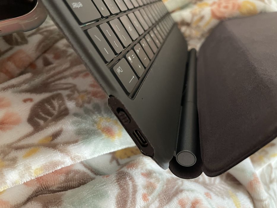 czarne etui na iPad z klawiaturą Tech Protect SmartCase
