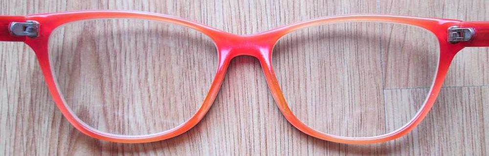 Oprawki okularowe damskie czerwone.