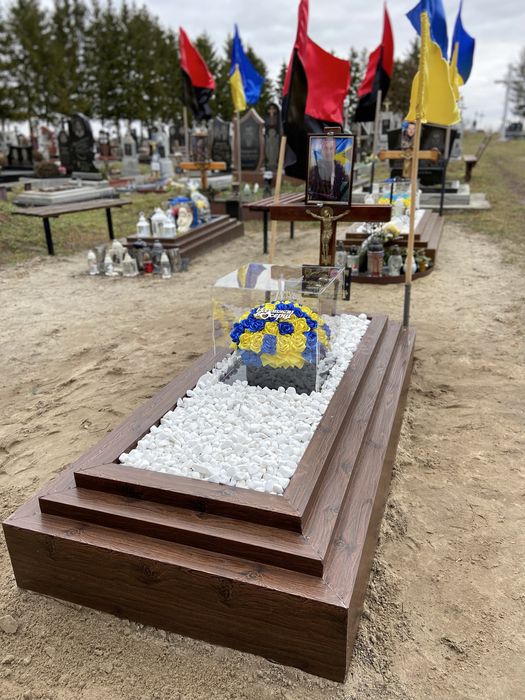 Надгробки . Квітники.
