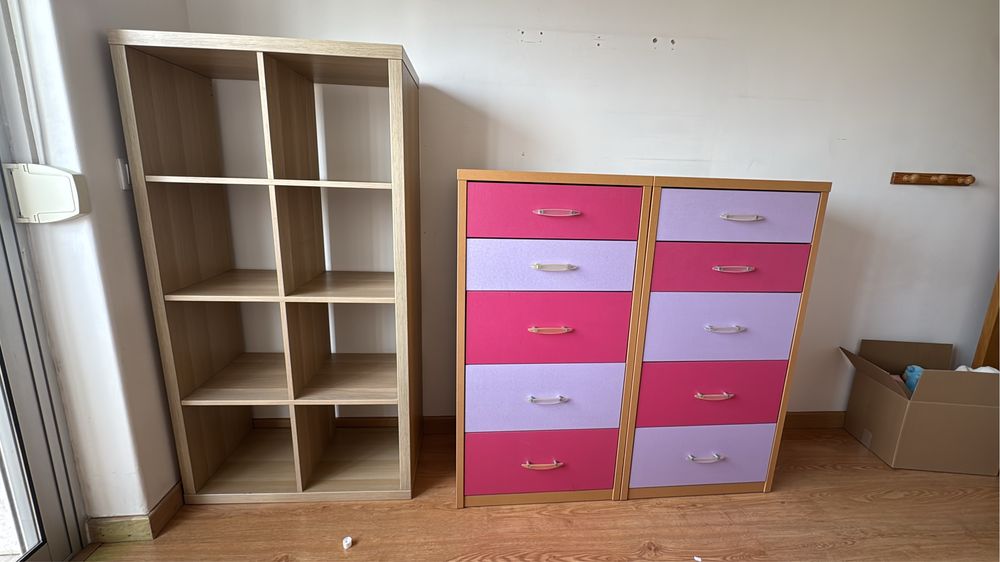 Quarto de menina com duas camas guarda roupa