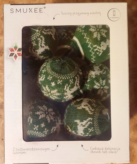 Łańcuch świetlny z bombkami w sweterkach Smukee.