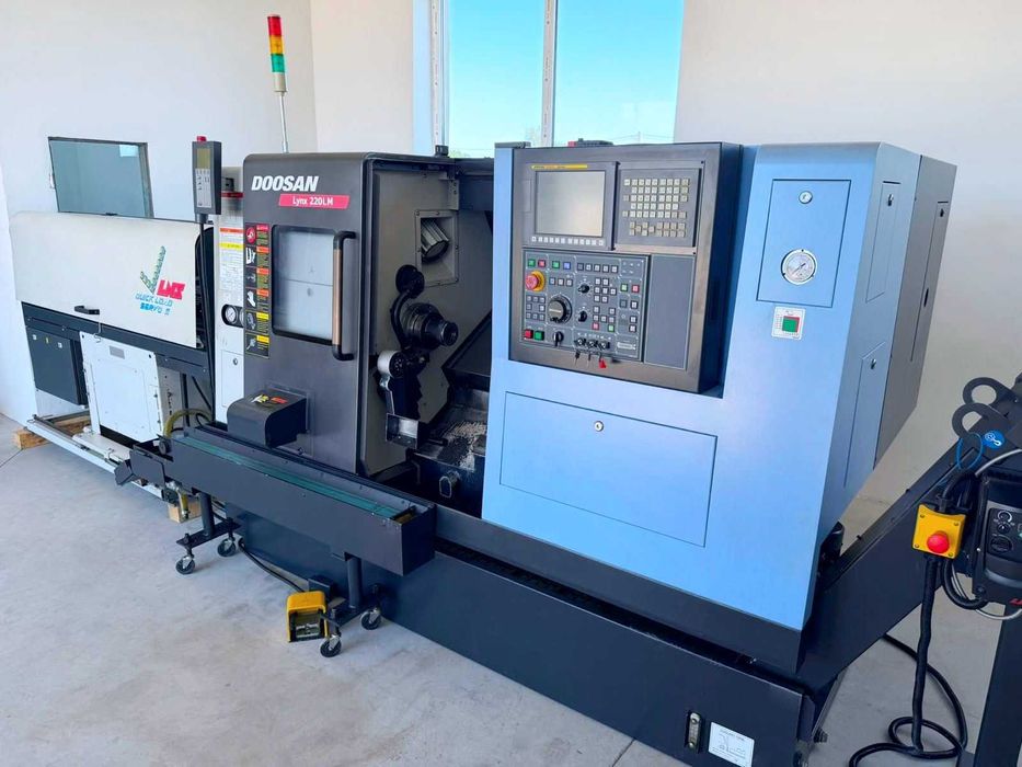Tokarka CNC DOOSAN LYNX 220 LMA | napędzane narzędzia, podajnik pręta | FANUC i Series | 2011