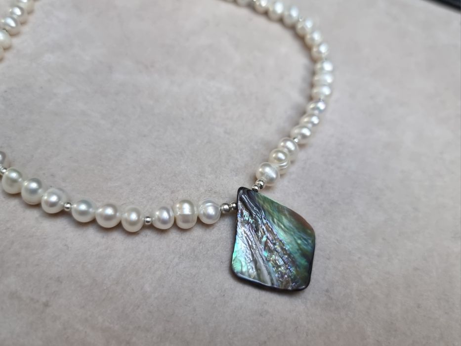 Wyjątkowy naszyjnik białe perły naturalne zawieszka Paua Abalone