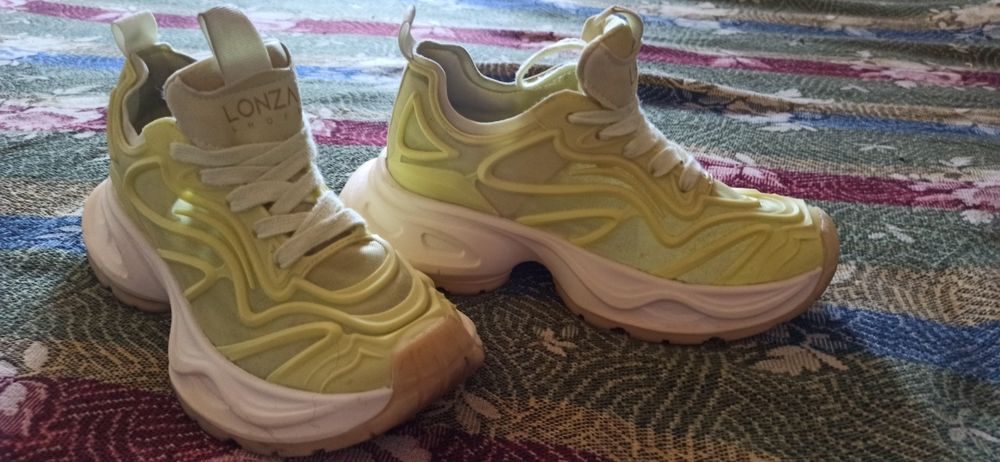 Кросівки жіночі лимонного колеру