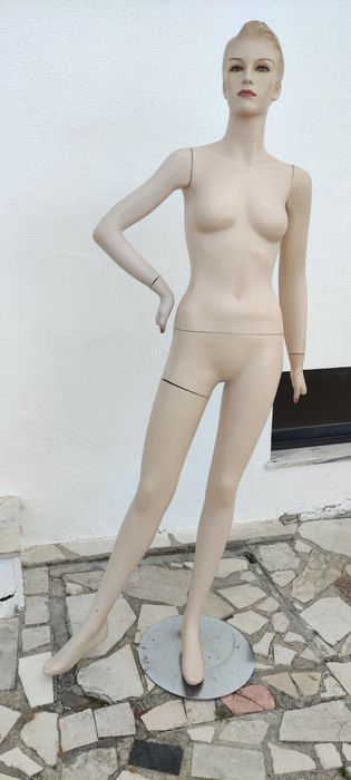 Manequim de senhora muito elegante e de excelente qualidade