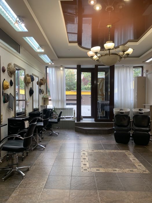 Салон краси запрошує перукарів на аренду.