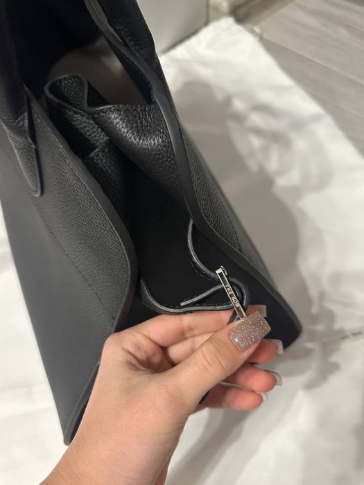 Сумка The Row Margaux 15 у чорній текстурній шкірі