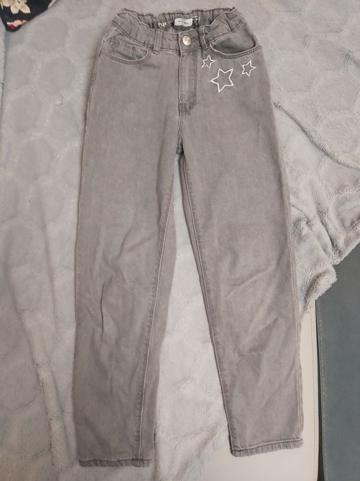 Jeansy szare r. 128 z gwiazdkami dla dziewczynki