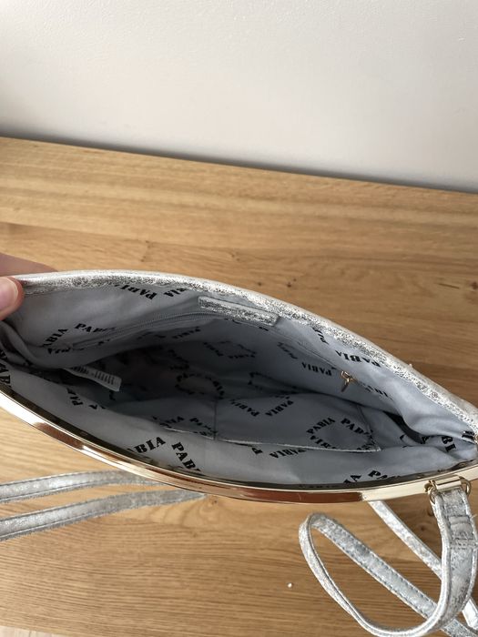 Srebrna torebka na ramie