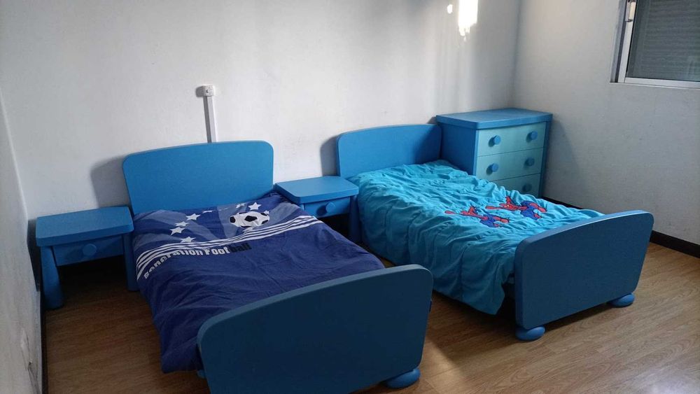2 camas meninos, mesa cabeceira e comoda