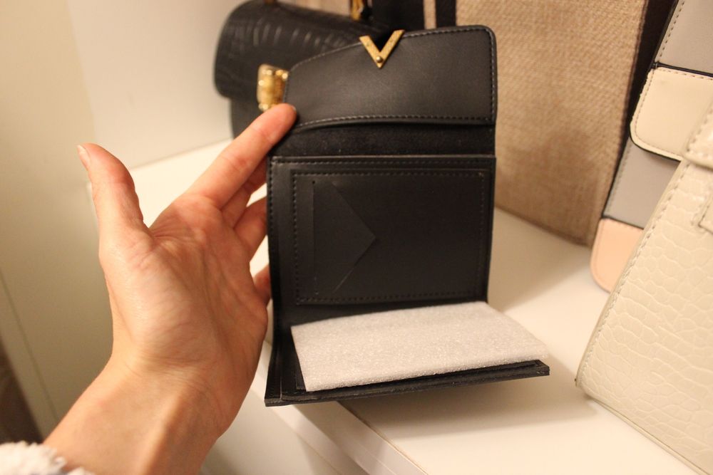 Carteiras de mulher, preta, branca, mostarda e dourada