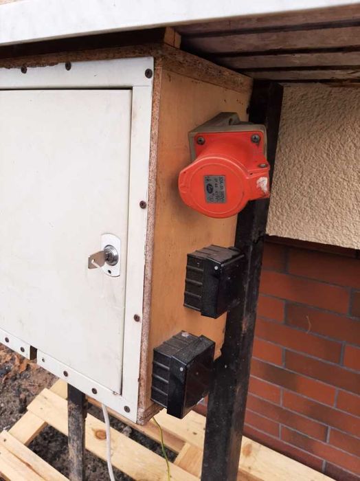 Licznik trójfazowy energii elektrycznej, Rozdzielnia elektryczna na b