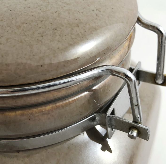 Dwa ceramiczne słoje na klamry