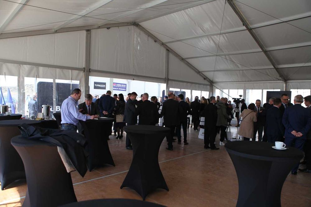 Twórz wyjątkowe spotkania – wypożycz stoliki koktajlowe!