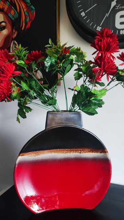 Jarra lindíssima com flores em tons de bordô excelente