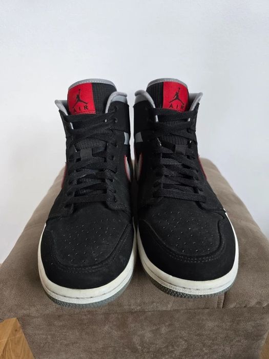 Buty Nike Air Jordan 1 Mid Black Particle Grey Gym Red rozm. 42,5