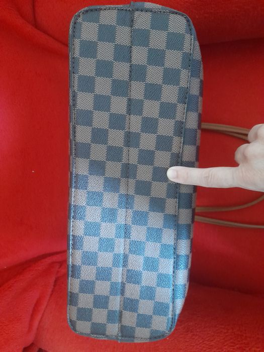 Carteira como nova, espaçosa e resistente c/logotipo LV