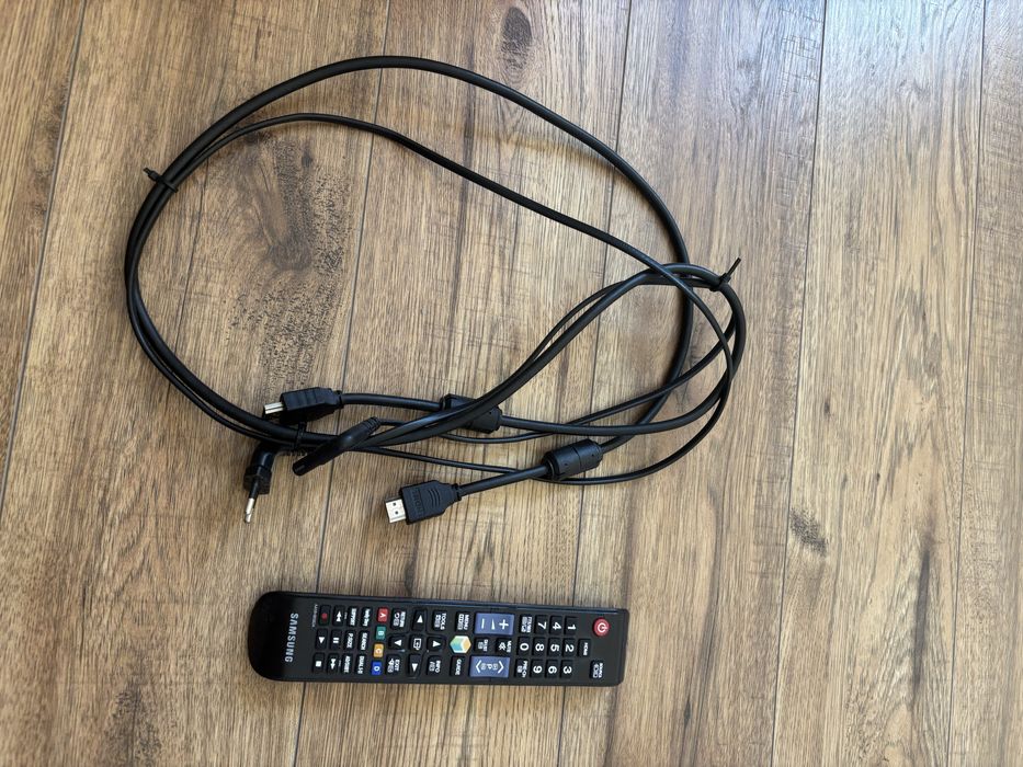 Telewizor Samsung 32”, full HD, HDMI + wieszak