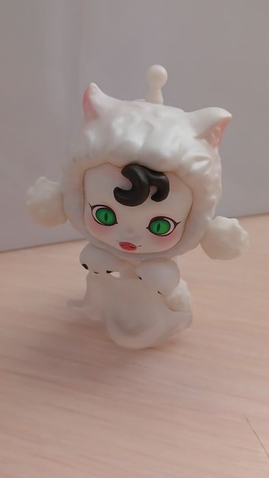 Колекційна фігурка дівчинки