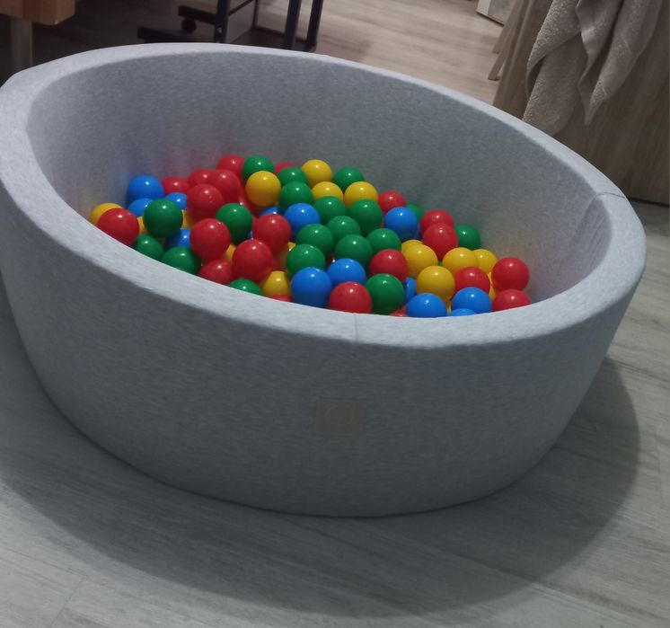 Suchy basen z kulkami