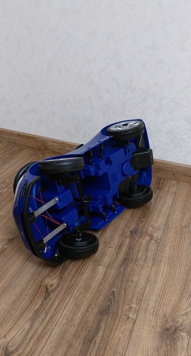 Машина-толокар для катання Tesla JOY з музичним кермом