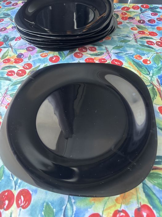 10 стильних міцних чорних тарілок