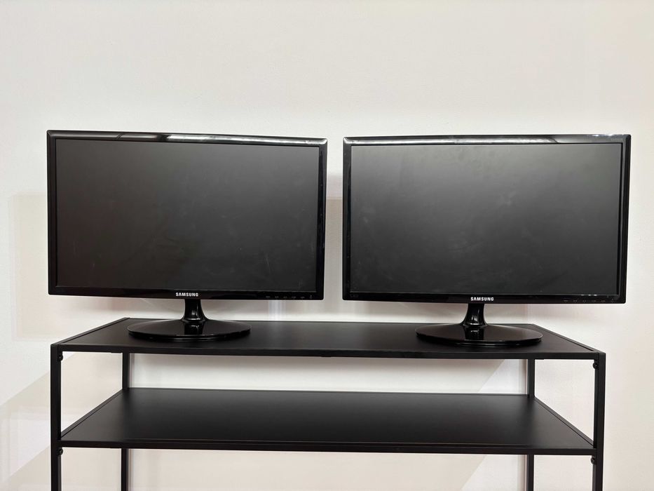 2 x Monitor Samsung S24D330, preto