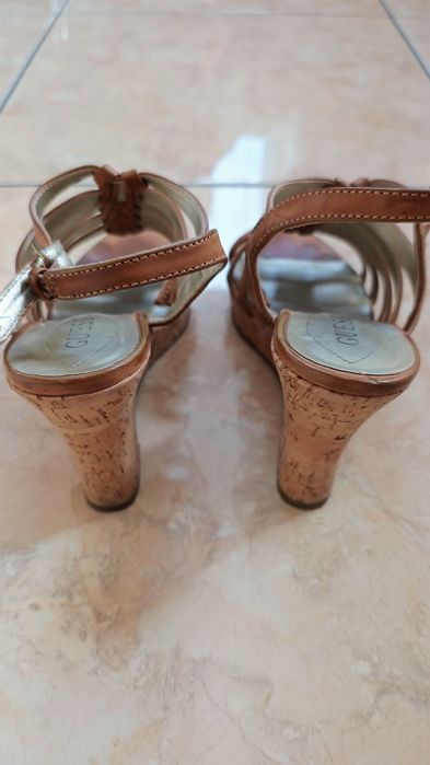 Guess sandały brązowe na koturnie 36
