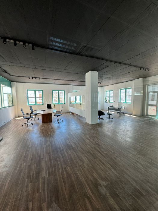 Lojas/ escritório em centro comercial no carregado