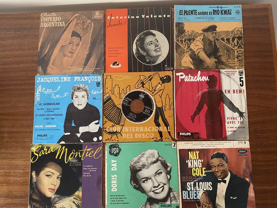 Conjunto de 17 singles em vinil com porta singles