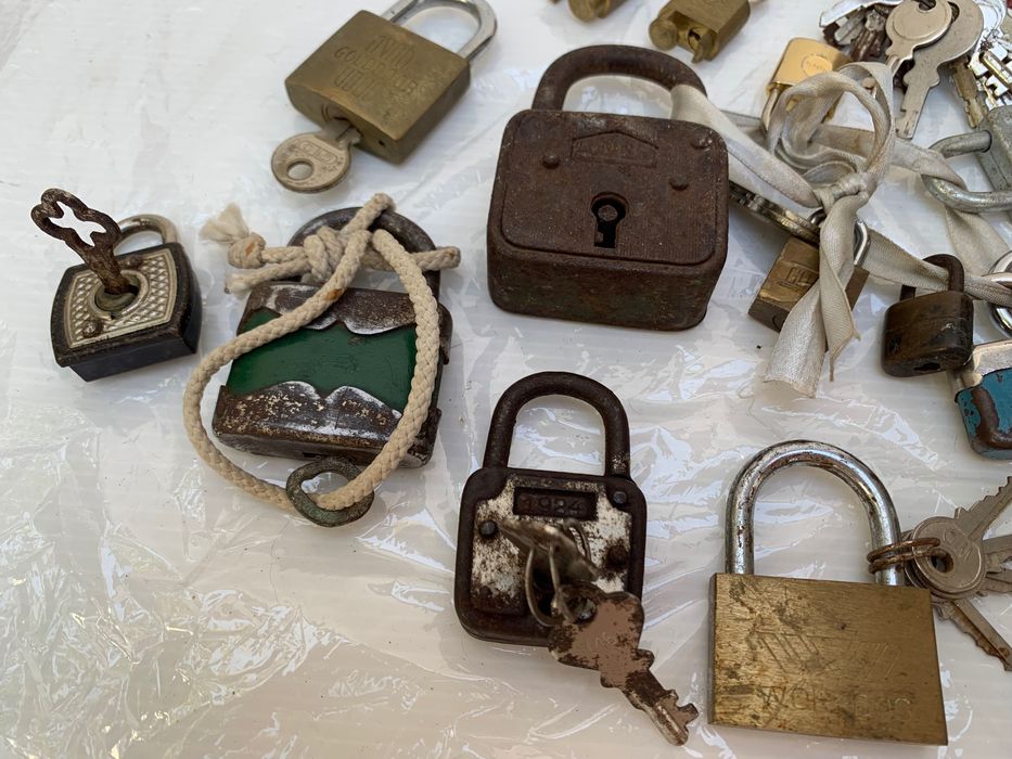 Lote com cadeados antigos e recentes