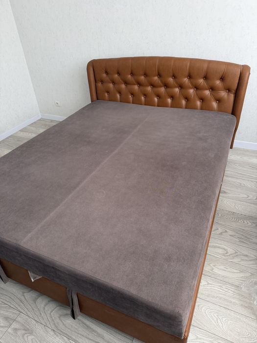 Кровать с кожзама