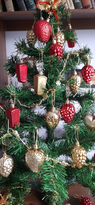Продам искуственную елку с игрушками