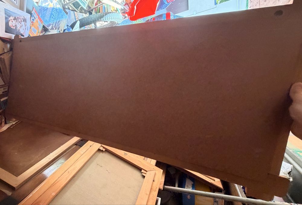 Duża płaskorzeźba metalowa w drewnianej ramie 50 × 120 cm – styl niemiecki