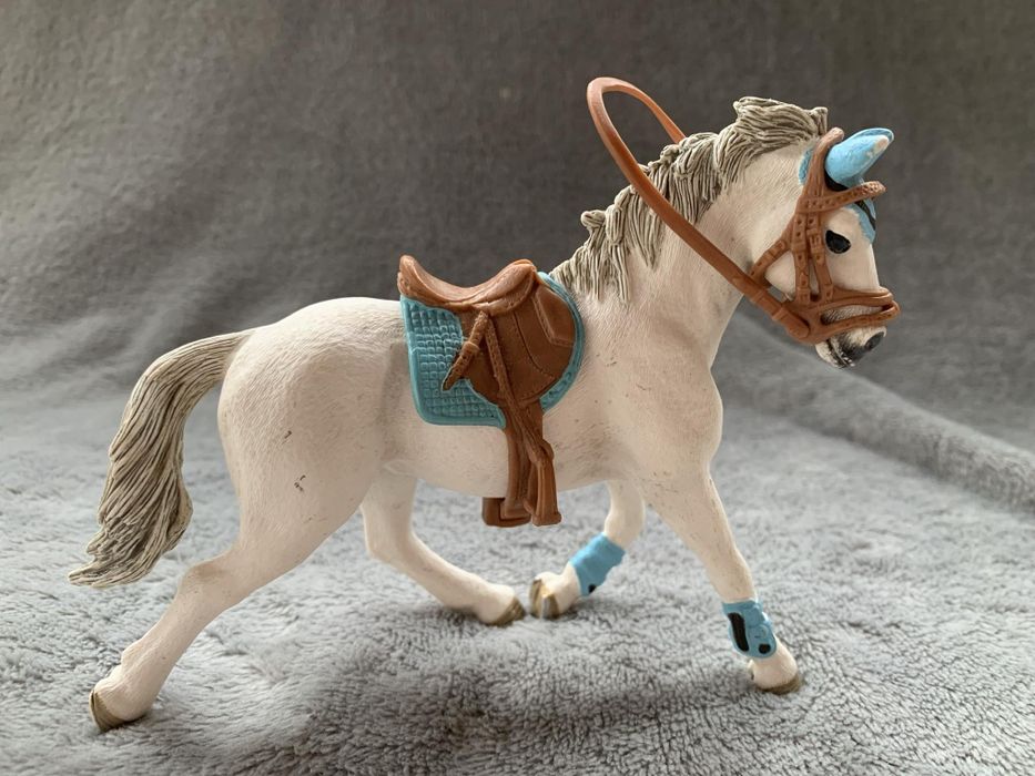 Konie Schleich 3 sztuki  + dwóch jeźdźców