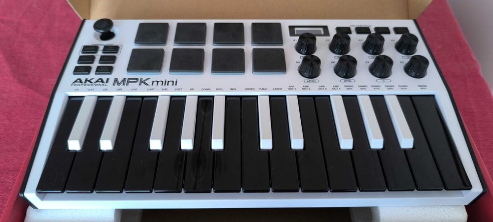 Teclado branco Akai MPK mini 3 - controlador MIDI (Musical Instrument Digital Interface) USB