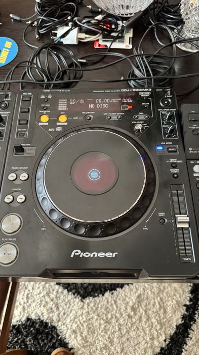 Pioneer DJM750, 3 CDJ 1000 mk3, 1 XDJ 700 Rekordbox, 2 Hk Polar 12