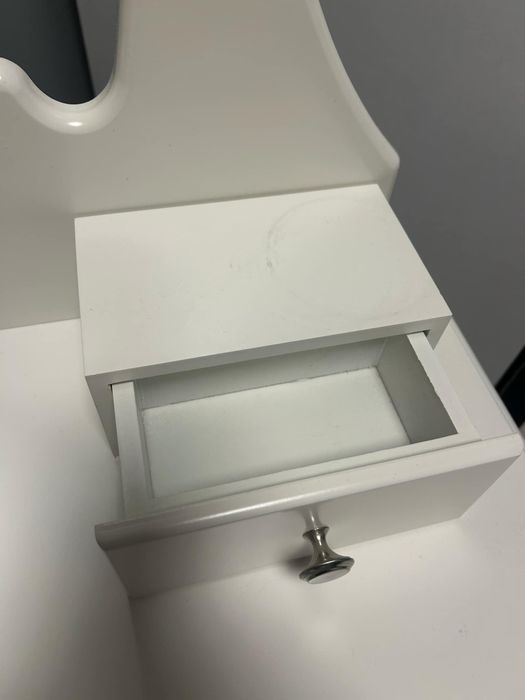 Toaletka z krzesłem